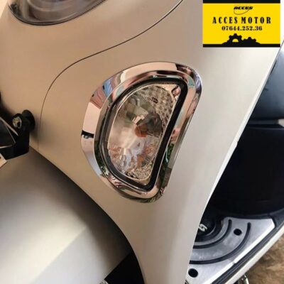 ốp xi nhan trước scoopy 2025 ahm 64301k2fp00slv